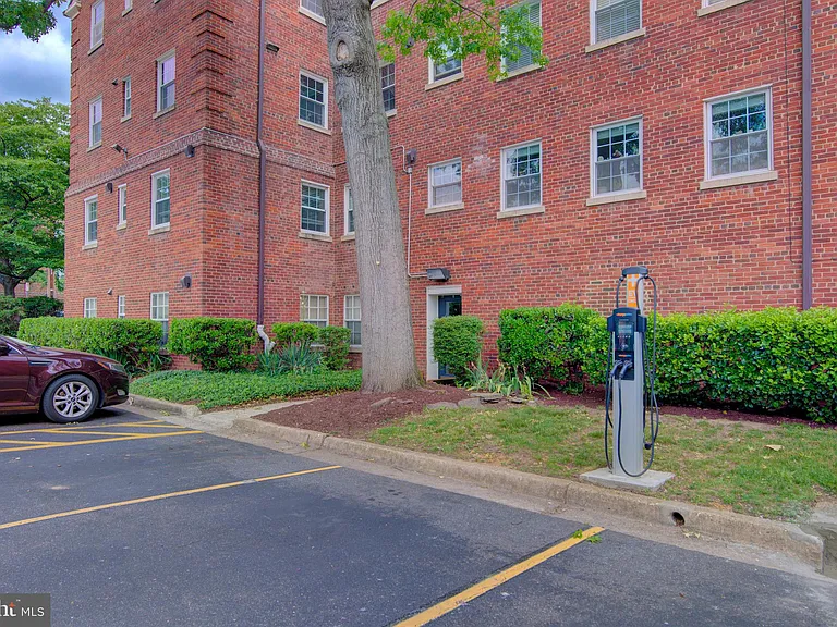 2100 N Scott St #106 — Photo 31
