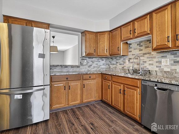 5th image of 49 Hampshire Dr