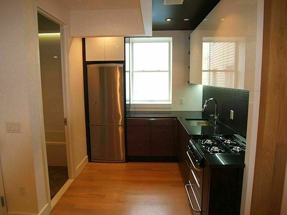 3rd image of 827 Willoughby Ave #2F