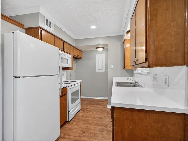 305 Cambridge Dr #305 — Photo 8