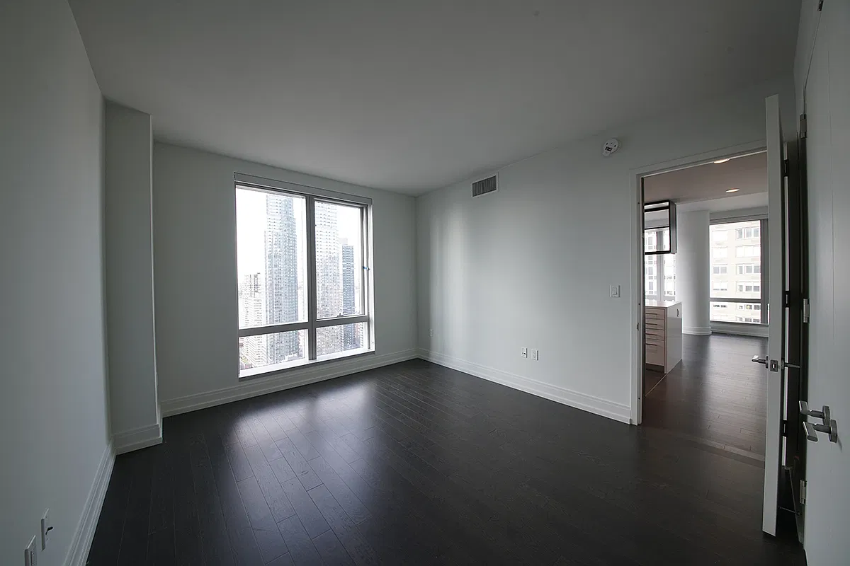 555 10th Ave — Photo 3