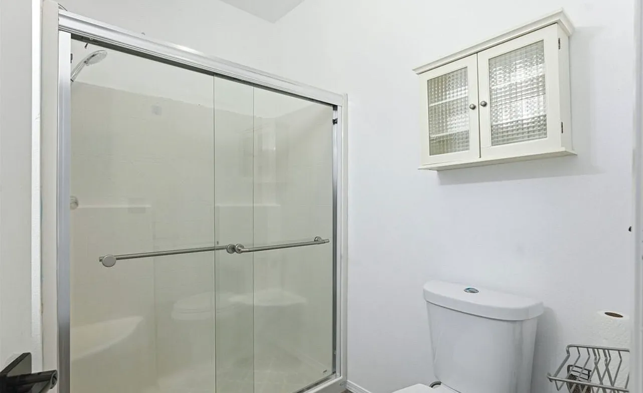 6 bed, 3142 sqft, $1,000 — Photo 4