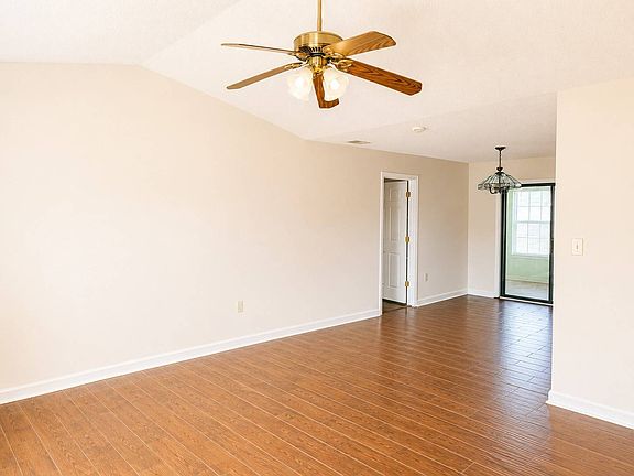 5th image of 349 Robin Hood Cir