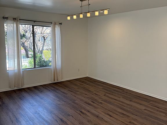3rd image of 921 Granville Ave #9
