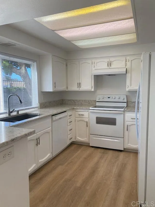 3 bed, 2.5 bath, 1382 sqft, $5,500 — Photo 2