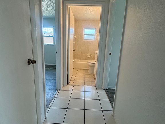 5th image of 25 SE 23rd Pl APT 2