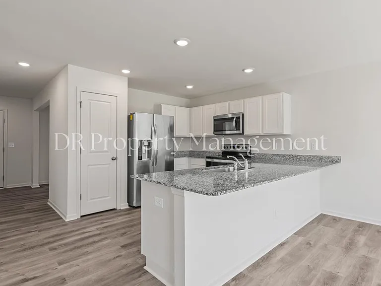 1204 Manor Dr — Photo 3