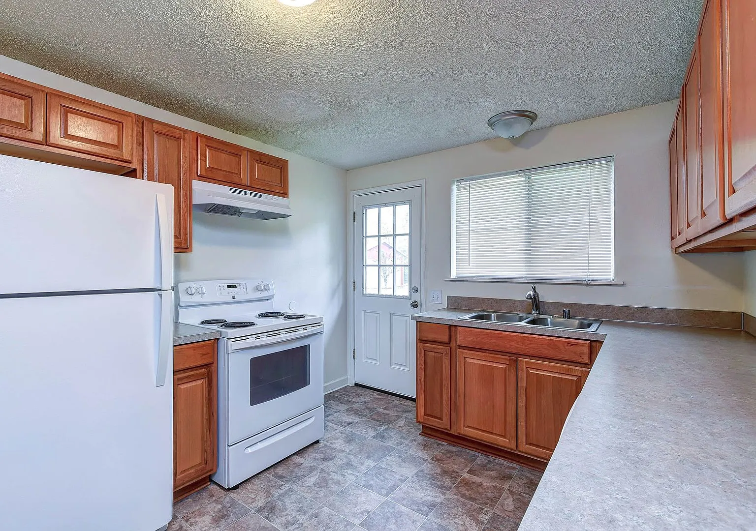 15829 Manor Way — Photo 2