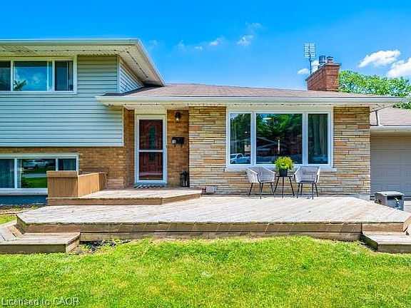4th image of 16 Woodmount Dr