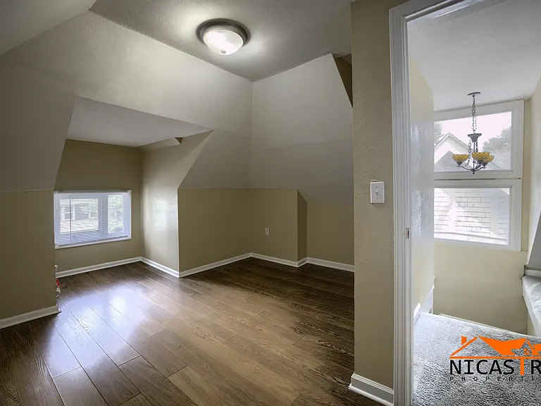 2254 Indianola Ave — Photo 8
