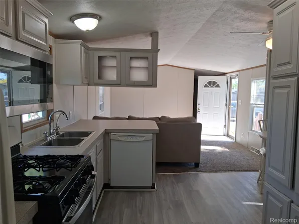 29780 Flushing Ct, New Baltimore, MI 48051