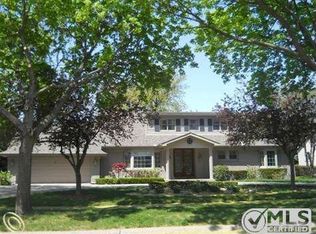 551 Ballantyne Rd, Grosse Pointe Shores, MI 48236