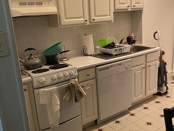 5th image of 260 S 21st St APT 1R