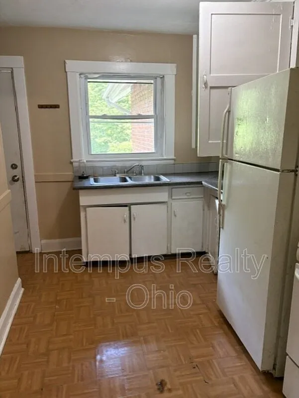 3 bed, 1.0 bath, $850 — Photo 2
