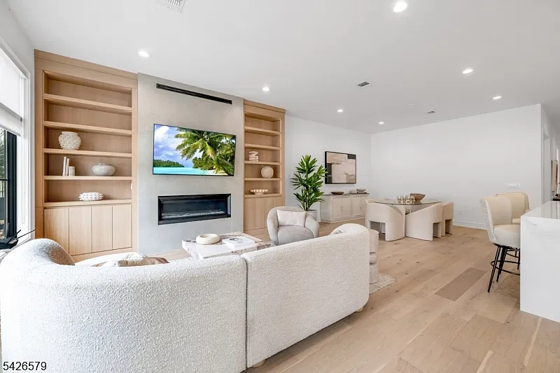 3 bed, 3.5 bath, 5000 sqft, $10,000 — Photo 3