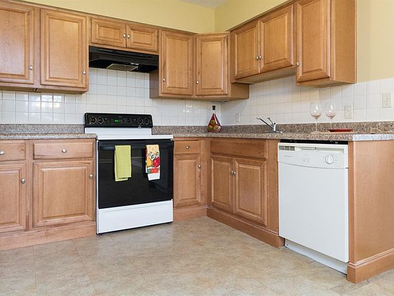 3rd image of 564 Bishop Dr