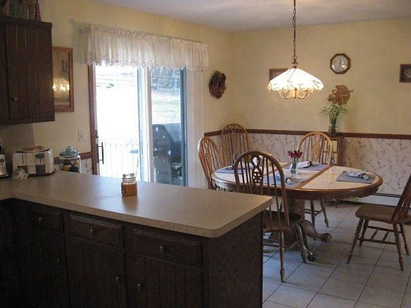 Spacious dining area and breakfast bar