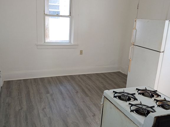 2nd image of 2100 Robin St