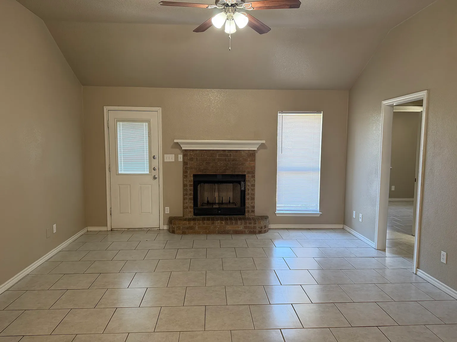 3 bed, 1259 sqft, $1,645 — Photo 2