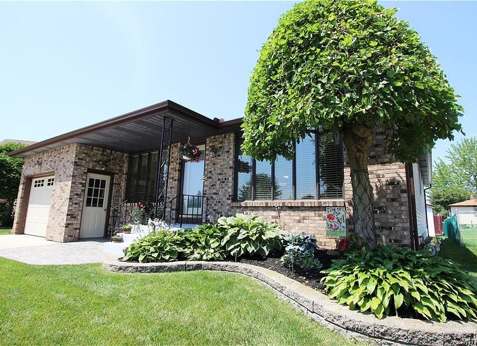 1st image of 8 Knollwood Dr