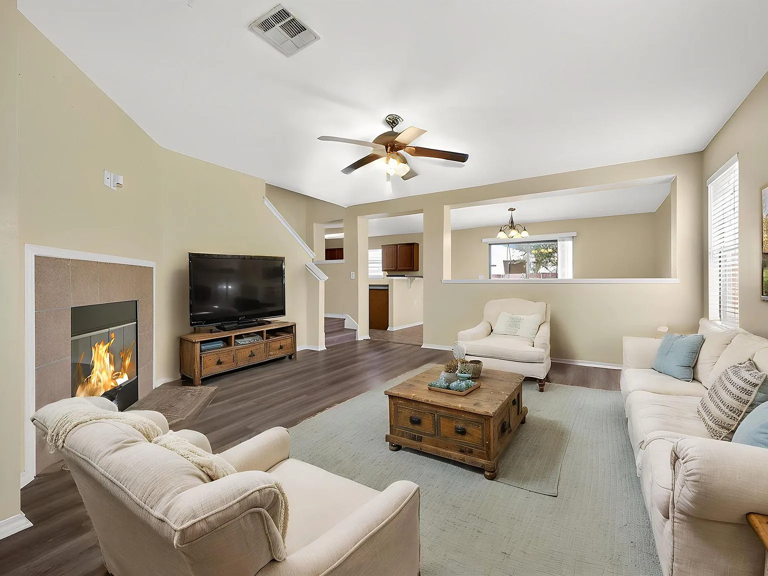 3 bed, 2.5 bath, 2101 sqft, $1,990 — Photo 2