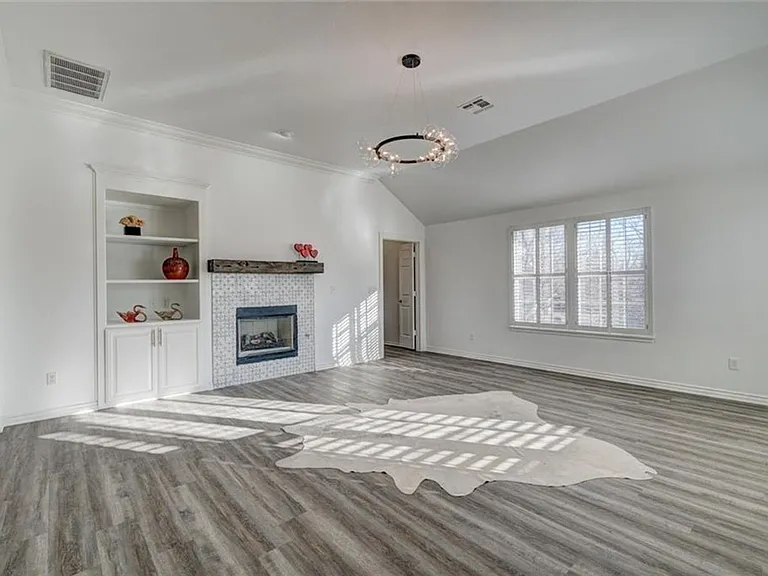300 Glen Dr — Photo 11