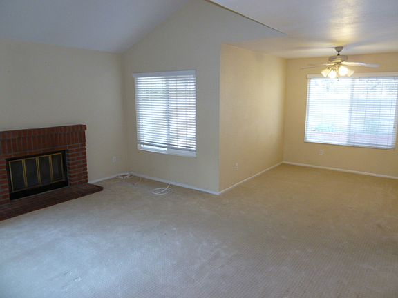 5th image of 571 Willow Pl