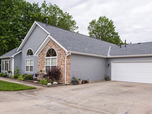 4th image of 300 Saint Andrews Cir #300