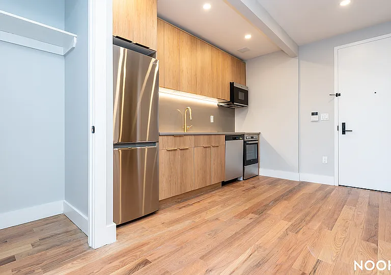31-61 Vernon Blvd #2M — Photo 3