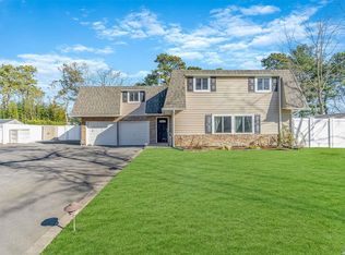 39 Crooked Pine Dr, Medford, NY 11763