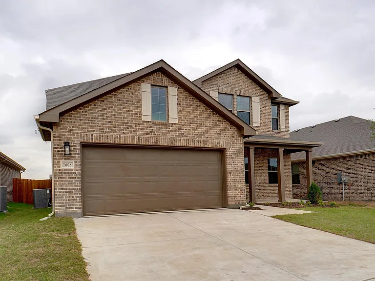 1608 Pine Valley Dr — Photo 2