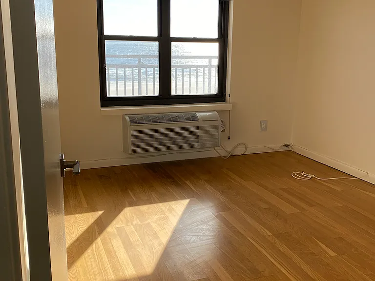 220-230 W Broadway #410 — Photo 12