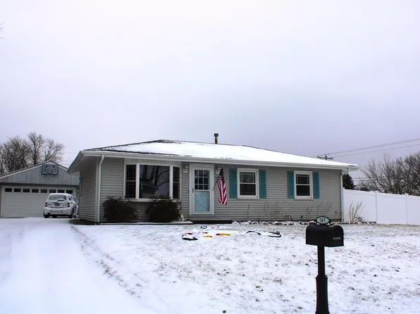 107 E Lamphere Dr, Blue Grass, IA 52726