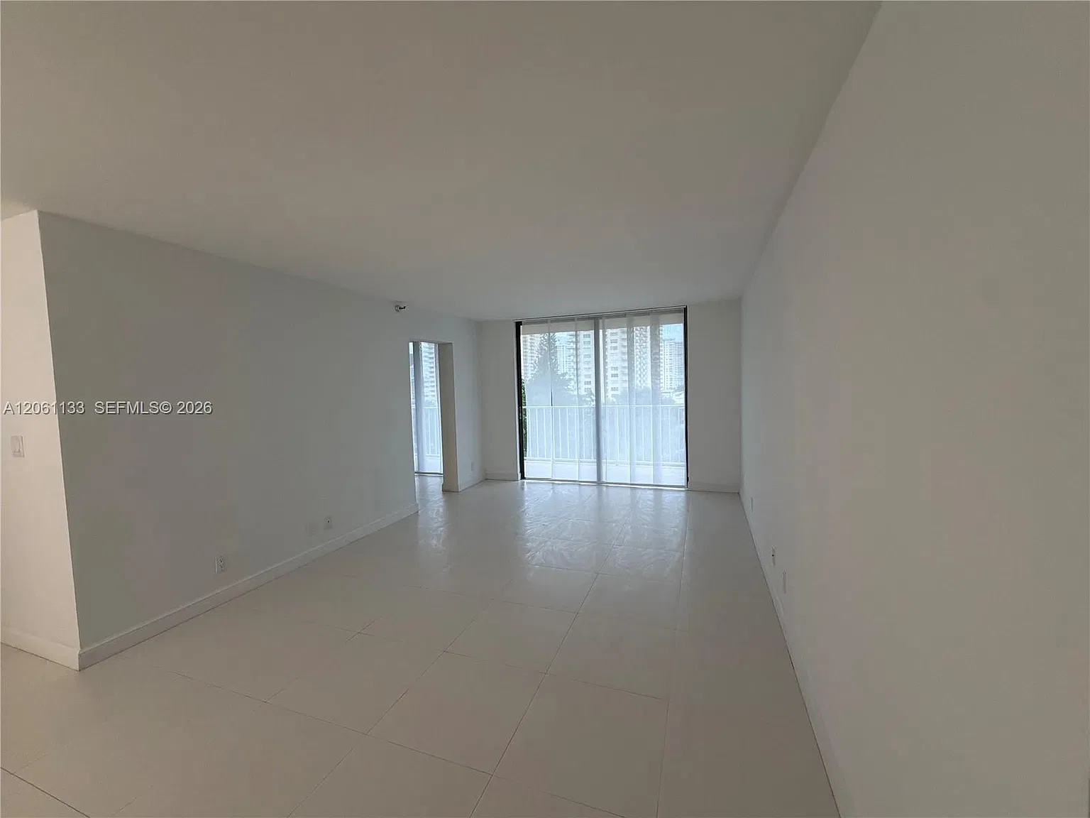 Winston Towers 700 Condo — Photo 4