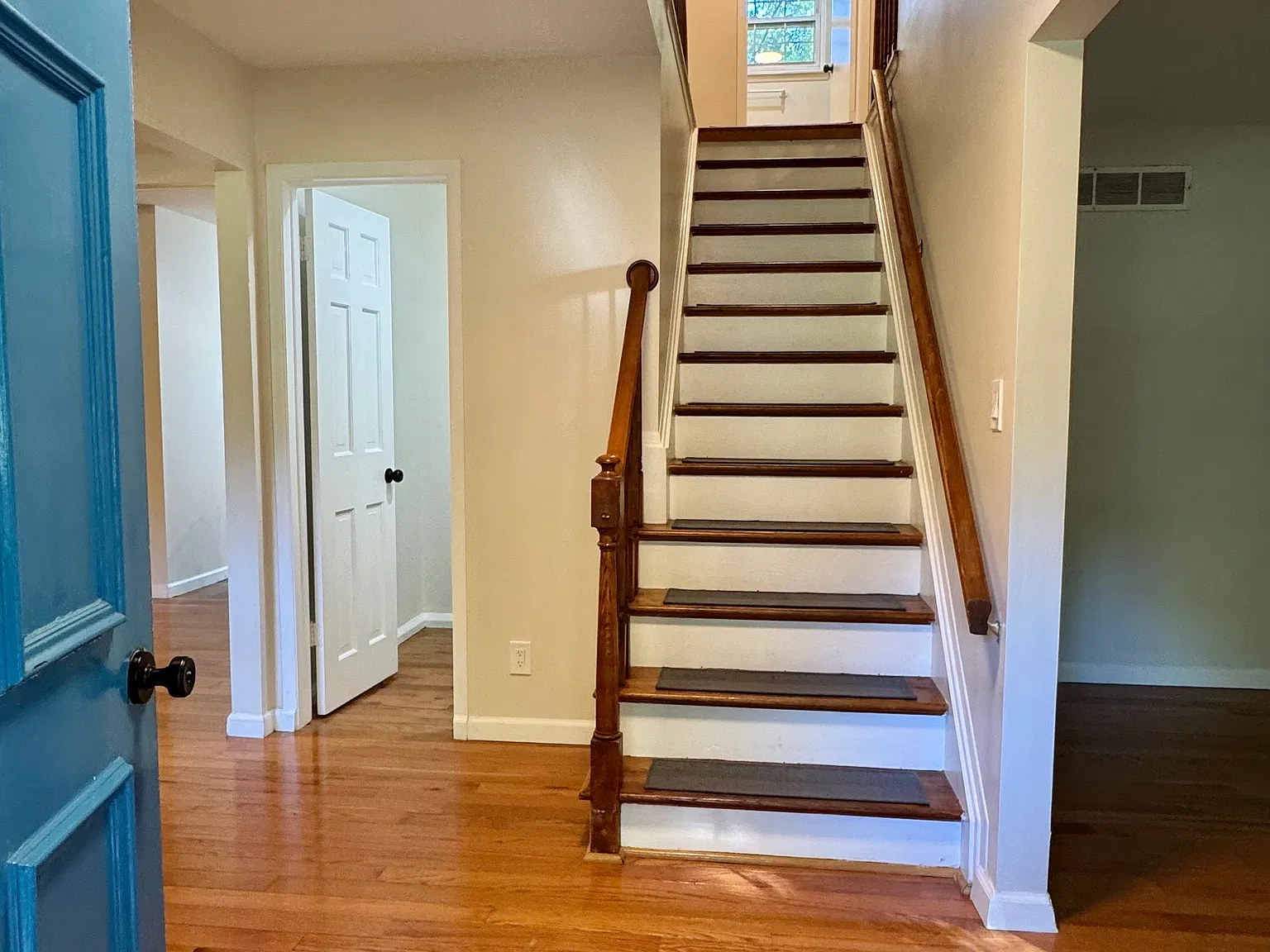 4 bed, 2.5 bath, 2160 sqft, $3,200 — Photo 2