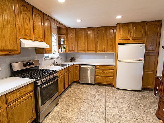 3rd image of 604 Jarvis Ave
