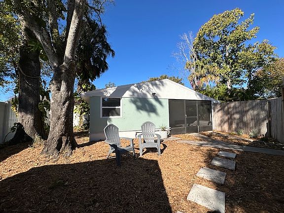 Front sitting area, note the private screened porch