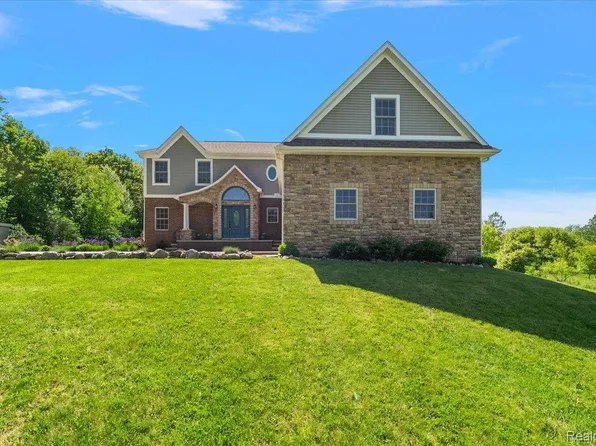 5035 Hidden Ridge Dr, Metamora, MI 48455