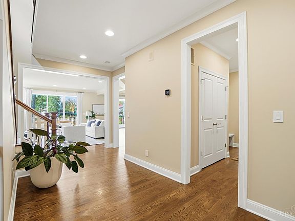 4th image of 3633 Stettinius Ave