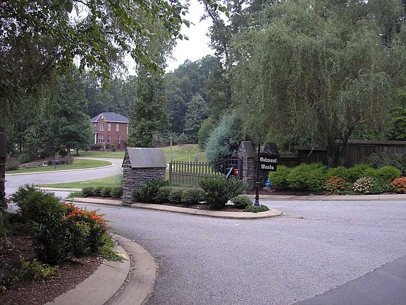 5th image of 12 Oakmont Woods Dr