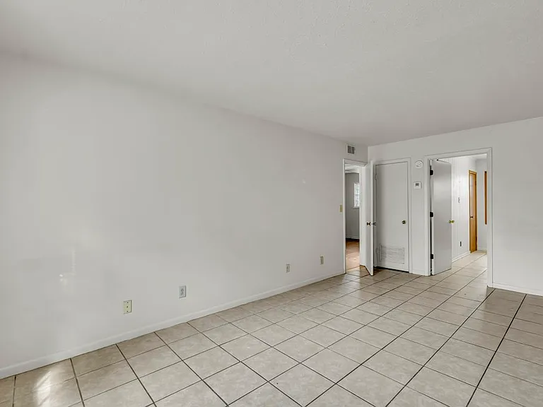 419 10th St S #1 — Photo 3