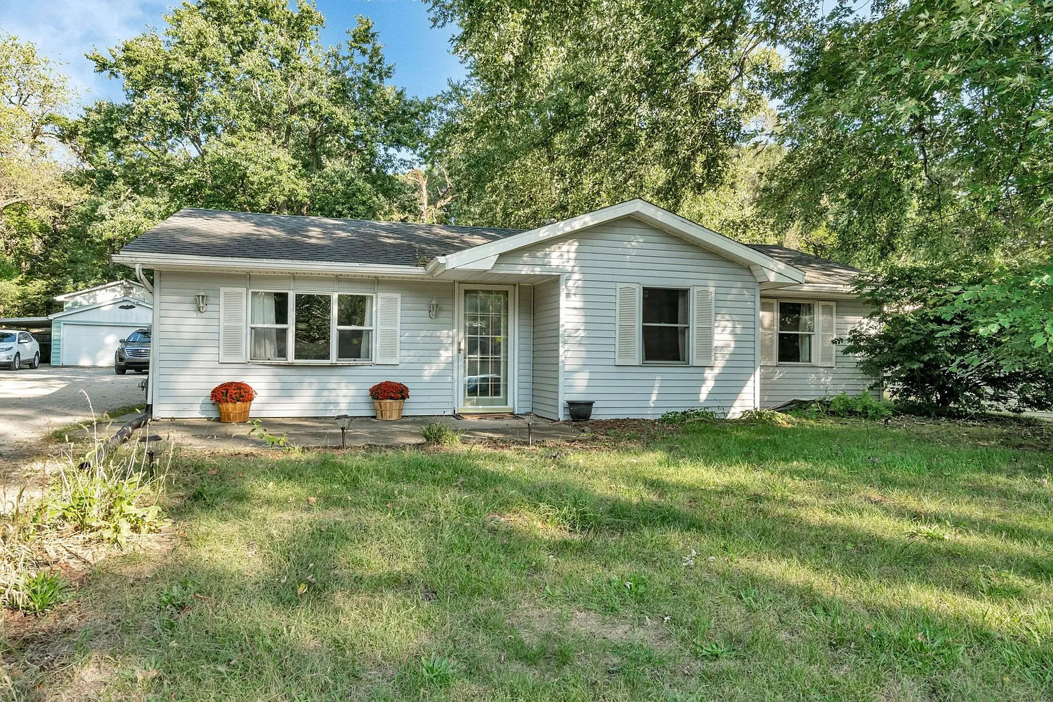 2021 Roberts St photo 1