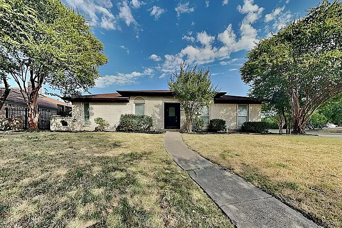 2901 Berkshire Dr