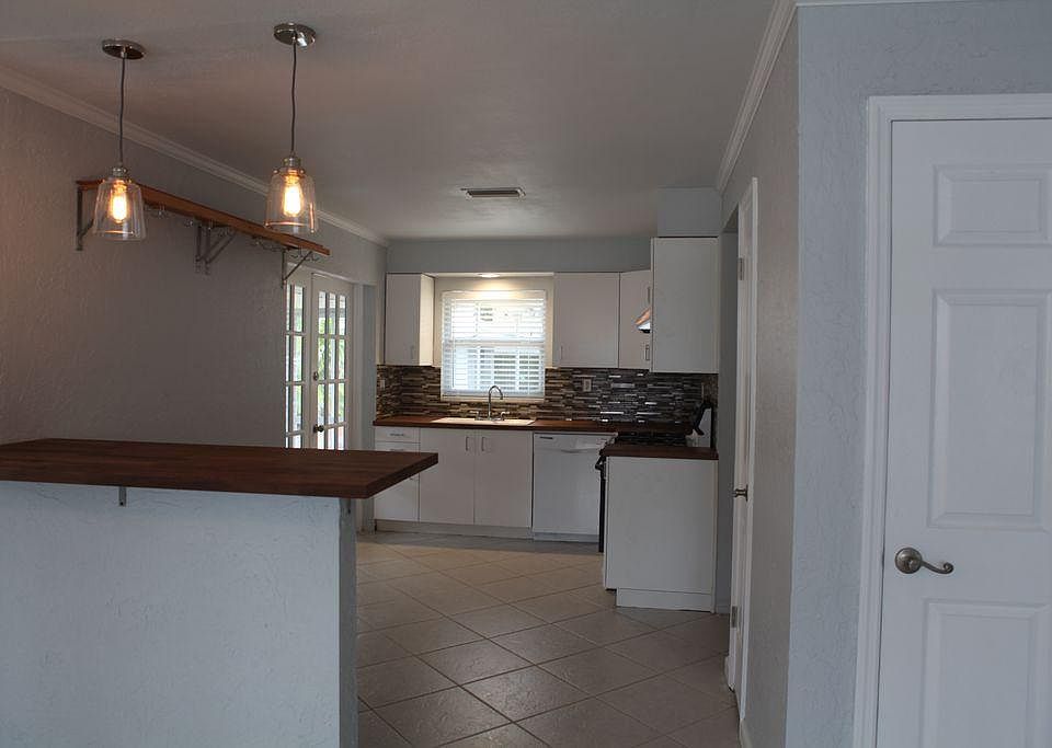 1st image of 871 90th Ave N