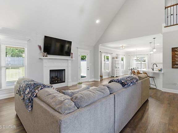 4th image of 136 Willow Springs Dr
