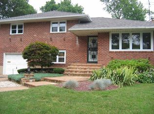 14 Sherwood Dr, Plainview, NY 11803