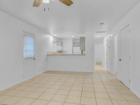 2nd image of 1022 W Coffin St #101
