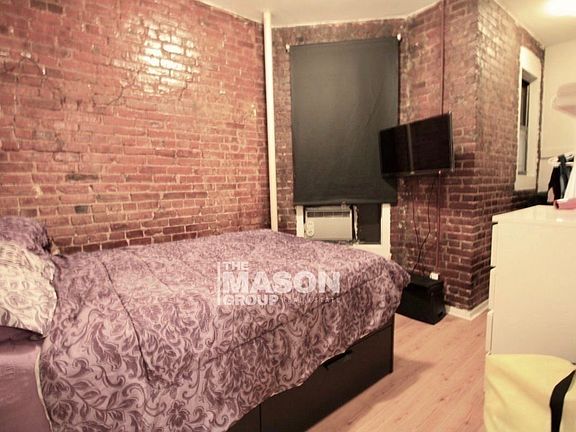 3rd image of 333 W 43rd St APT 5C