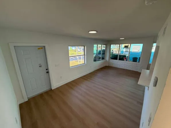 18015 2nd St E, Redington Shores, FL 33708