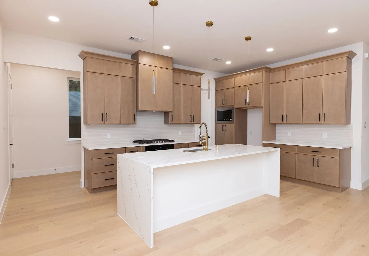 3 bed, 2823 sqft, $5,000 — Photo 4